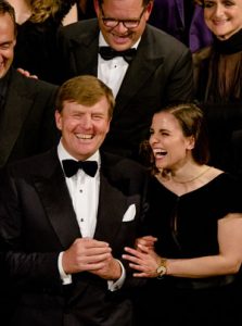 Anne-vertolkster Rosa da Silva met de koning.