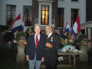 Lid van commissie van Voogdij W.A. , Frits Salomonson met Ridder in de orde van Oranje Nassau Oscar Hammerstein