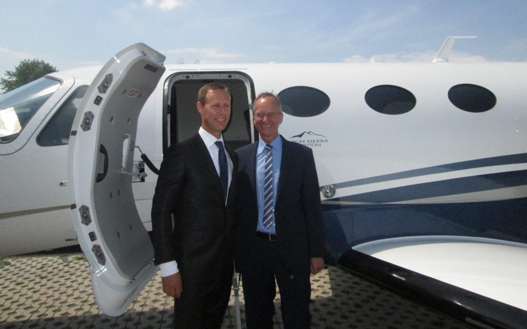 Ondernemer Stef Have(L) & Minister Economische Zaken Henk Kamp(R) voor een Privé Jet