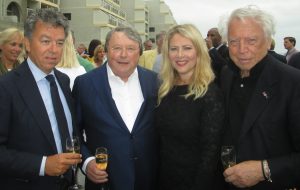 (lxry) Yves Gijrath, (pakken koning) Oger Lusink, (Mode koningin) Fiona Hering & architect Cees Dam (Vlnr.)