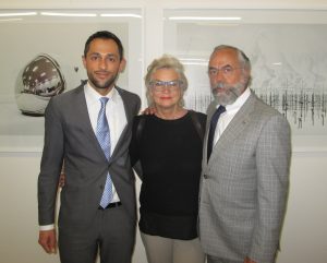 (antiquair) Ingeborg Ravenstein voelt bescherming aan beide zijde door (Nederlands toekomstige top strafpleiter) Enes Dedeić (L) & (advocaat) Oscar Hammerstein (R)