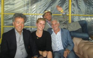 Gezellige bedoeling (LXRY  man) Yves Gijrath, (kunstenares) Sarah Carlier, (Galerie) Ron Mandos & (Art multinational) Erik De Vlieger (Vlnr.)