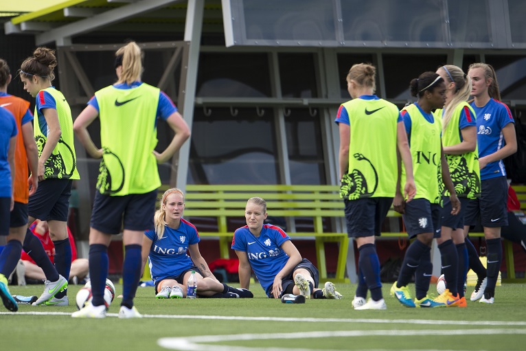 Een training van de Nederlandse voetbalsters tijdens het WK voetbal in Canada. 