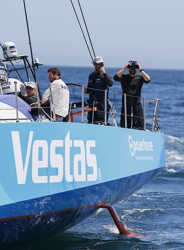 Navigator Wouter Verbraak (rechts) met de Australische schipper Chris Nicholson (tweede van rechts) van Team Vestas bij de aankomst in de eerste etappe van de Volvo Ocean Race, van Alicante in Spanje naar Kaapstad in Zuid-Afrika. 