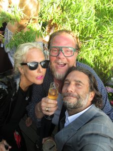 Natuurlijk een Selfie (Creative director Vogue Nederland) Martien Mellema, Mode Instituut Bastiaan van Schaik & Roeland Fernhout (Vlnr.) ik heb zo wa, wa, waanzinnig gedroomd! (ach nee was er net van af, zit dat deuntje weer in je hoofd)