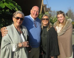 Society familie Beb & Koen Solleveld (kleding entrepreneurs), Caroline (nieuwbouw adviseur) & Lieke Thijssen (Vlnr.) 