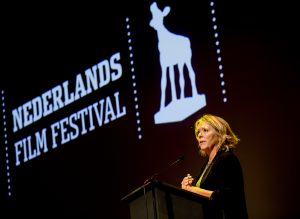 2015-09-23 00:00:00 UTRECHT - Sandra den Hamer, de directeur van filminstituut Eye, heeft tijdens de openingsavond van het Nederlands Film Festival het Gouden Kalf voor de Filmcultuur ontvangen. Het speciale beeld wordt onregelmatig uitgereikt aan personen of instanties die zich op bijzondere wijze verdienstelijk hebben gemaakt voor de Nederlandse filmcultuur. ANP KIPPA SANDER KONING