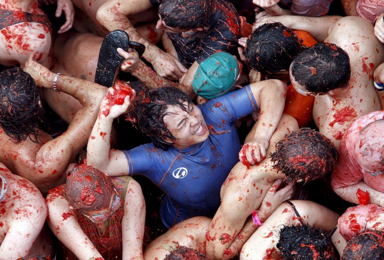 2008-08-27 13:32:20 epa01468326 Young people fight with tomatoes during the traditional Tomatina festival in Bunol, Valencia, Spain, 27 August 2008. La Tomatina, held each year on the last Wednesday of August, counts with the participation of tens of thousands of people from all over the world. About 115,000kg of tomatoes were thrown 27 August during the one hour long tomato fight. EPA/BIEL ALINO