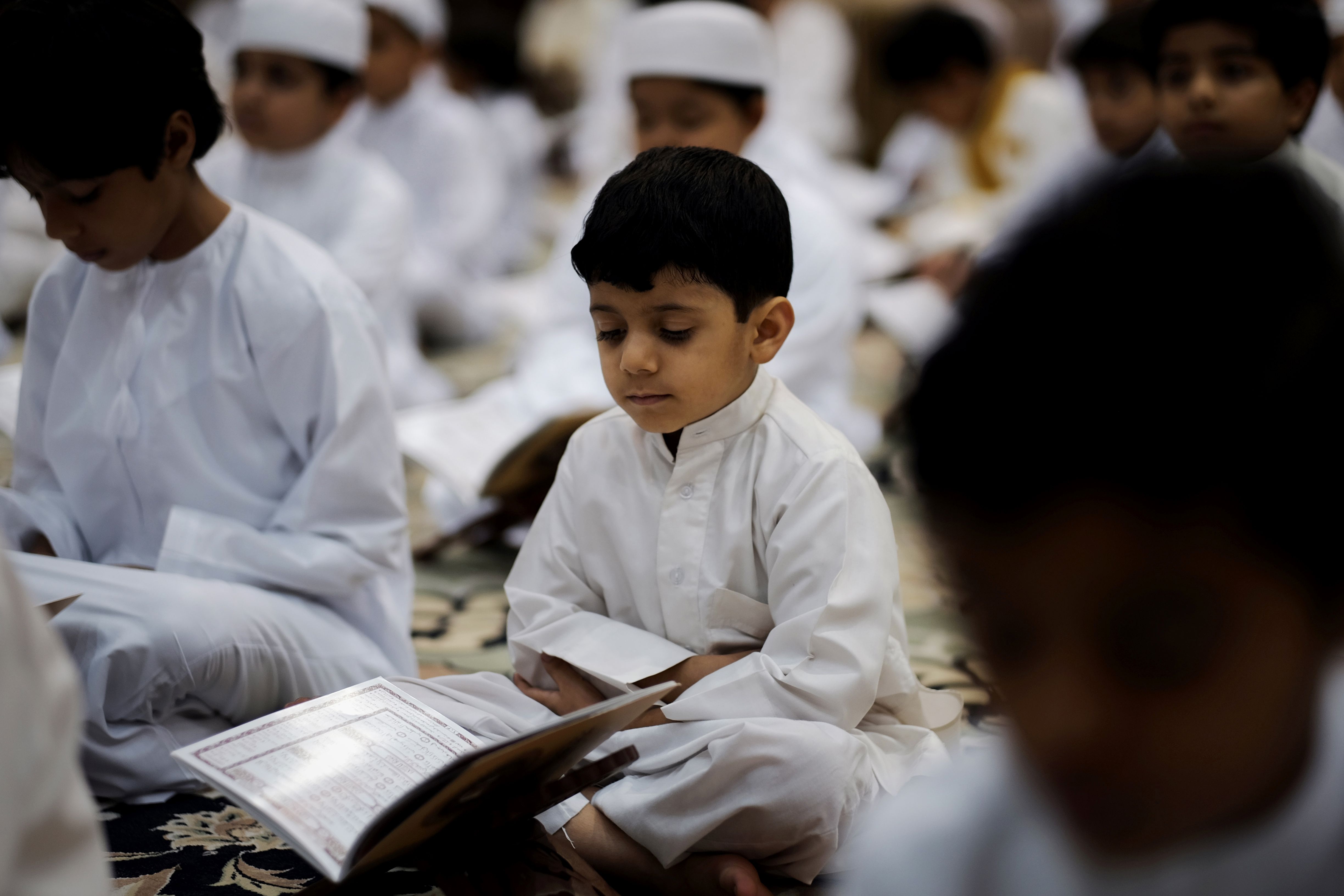 Een jonge Bahreinse moslim leest de Koran tijdens een gebedsdienst in zijn woonplaats Sanabis.