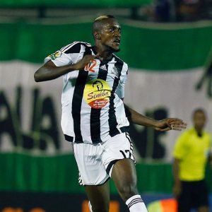 2016-10-29 00:00:00 Bejaia's Merveille Bope (L) vies with Mazembe's Morgan Betorangal during the CAF Confederation cup final Algerian Mouloudia Bejaia against Congolese TP Mazembe on October 29, 2016 at the Stade Mustapfa Tchacher stadium in Blida / AFP PHOTO / stringer