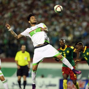 2016-10-09 23:05:03 epa05578941 Algerian player Cadamuro Liassine (L) in action during the World Cup 2018 football qualification match between Algeria and Cameroon at the Mustapha Tchaker Stadium in Blida south of Algiers, Algeria, 09 October 2016. EPA/STR